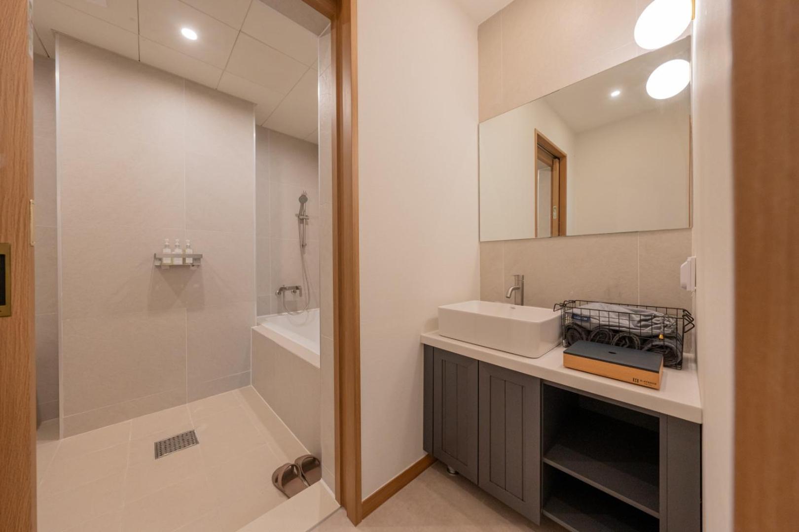 H-Avenue Hotel Munhyeon Пусан Екстериор снимка